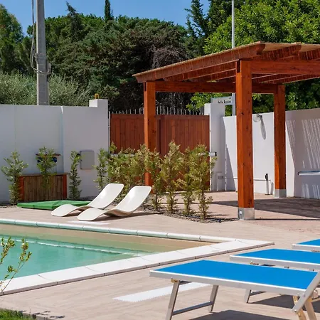 Chloe, Wenige Km Von Cagliari Entfernt, Mit Privatem Pool, Garten, Rasen, Holiday home *