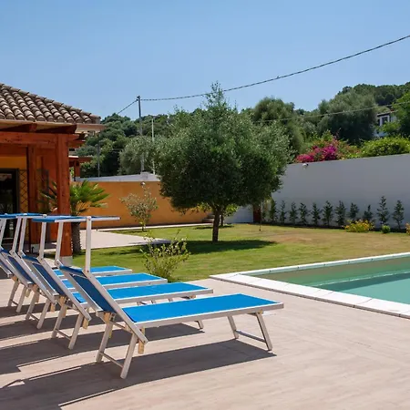 Chloe, Wenige Km Von Cagliari Entfernt, Mit Privatem Pool, Garten, Rasen, Holiday home *