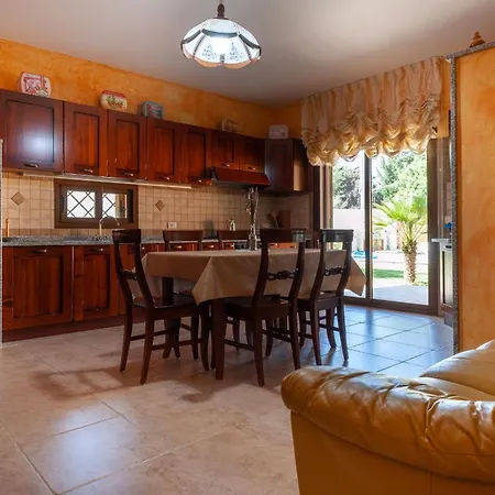 Holiday home Chloe, Wenige Km Von Cagliari Entfernt, Mit Privatem Pool, Garten, Rasen,