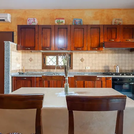 Chloe, Wenige Km Von Cagliari Entfernt, Mit Privatem Pool, Garten, Rasen, Holiday home Capitana