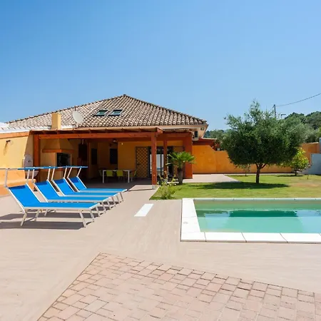 Chloe, Wenige Km Von Cagliari Entfernt, Mit Privatem Pool, Garten, Rasen, *