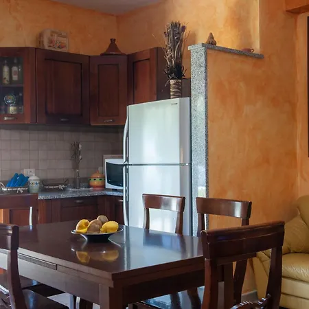 Chloe, Wenige Km Von Cagliari Entfernt, Mit Privatem Pool, Garten, Rasen, Holiday home Capitana