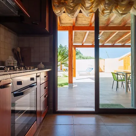 Chloe, Wenige Km Von Cagliari Entfernt, Mit Privatem Pool, Garten, Rasen, Holiday home